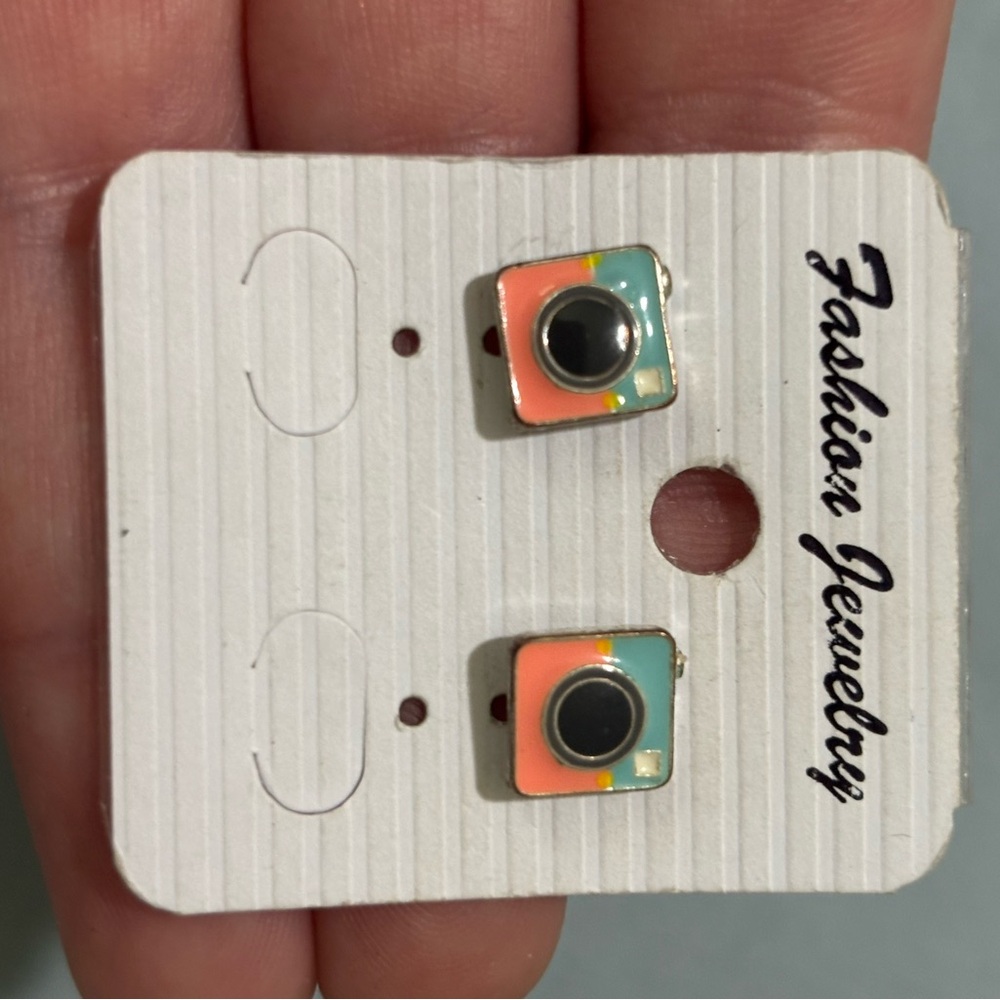 Stud earrings - Picture 12 of 16